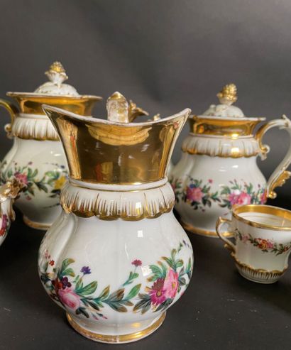null Service à thé et café en porcelaine à décor de fleurs et dorure comprenant :...