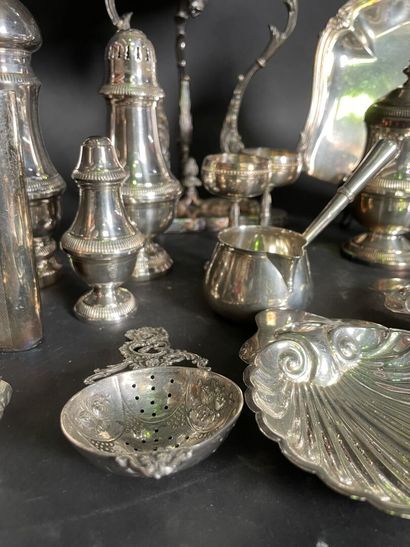 null Lot of silver plated metal: large bowl, crumb catcher, small glasses, knives...