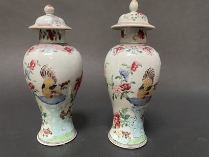 null Deux vases balustres couverts à décor de pivoines et coqs.

Chine, XIXème siècle.

H...