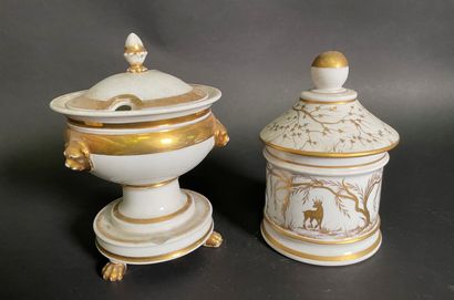 null Porcelain cookie box decorated with deer in gilding.

H : 19,5 cm

Joined :...