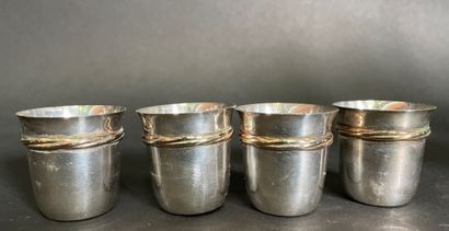 null Lot en argent et argent fourré comprenant :

4 gobelets à liqueur de la maison...