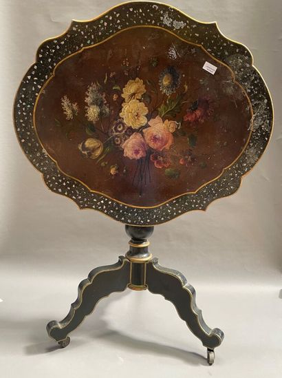 null Pedestal table with burgundy and painted decoration of a vase of flowers, baluster...