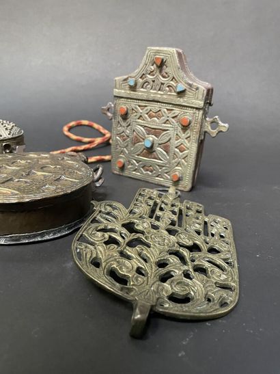 null Lot of boxes, gourd, hand of Fatma in pewter and engraved metal, some decorated...