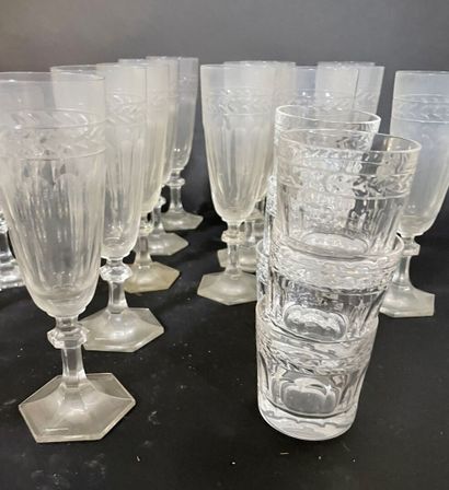 null Service de verres à pied en cristal gravé d'une frise de feuilles d'eau comprenant...