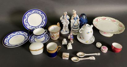 Lot de porcelaine : présentoir, tasses, sujets,...