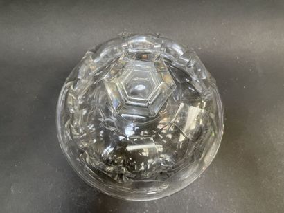 null Bell and its plate in cut crystal.

23 x 17 cm