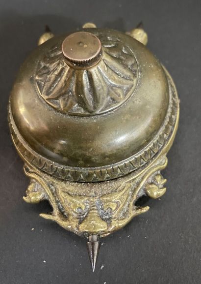 null Table bell in bronze with dragon decoration. 

5 x 12 x 7,5 cm
