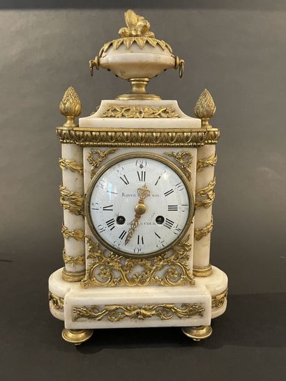 null White marble and gilt bronze clock decorated with garlands of leaves, pine cones...