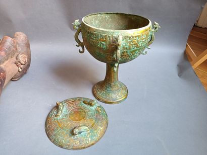 null Covered cup with four handles in oxidized bronze in the taste of Chinese antiquity....