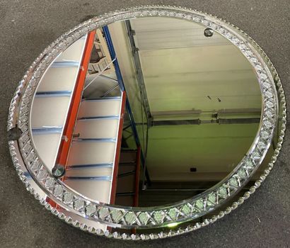 Miroir circulaire en verre taillé, le bord...