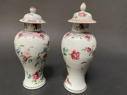 null Deux vases balustres couverts à décor de pivoines et coqs.

Chine, XIXème siècle.

H...