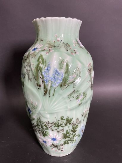 null Paire de vases balustre en porcelaine à décor stylisé de fleurs, oiseaux et...