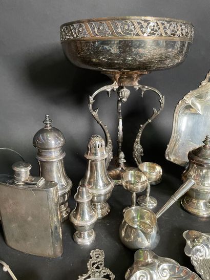 null Lot of silver plated metal: large bowl, crumb catcher, small glasses, knives...