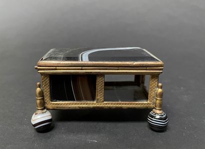 null Small agate box, the mounting in brass.

German work of the XIXth century.

4...