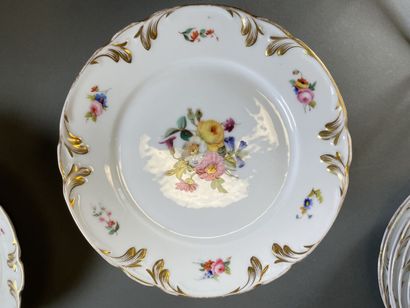null Service à gâteau en porcelaine à décor polychrome de fleurs réhaussé or, comprenant...