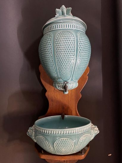 Fontaine en céramique turquoise à décor de...