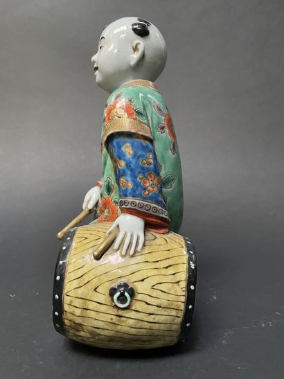 null Young tambourine in polychrome enamelled porcelain.

Japan, early 20th century.

H...