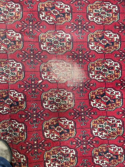 null Deux tapis en laine :

un à décor de carrés concentriques ornés de motifs géométriques

Iran,...
