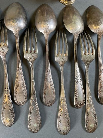 null Lot of silver plated: cutlery chased with foliage and egg cups with sides.

Wear,...