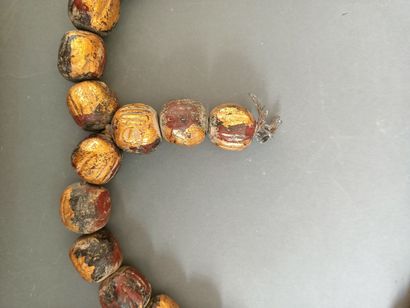 null Tibetan rosary. Modern. 

Dimensions of a bead: 3cm. 

Total length : 266 cm

Wear,...