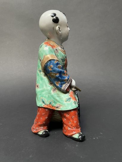 null Jeune tambourin en porcelaine émaillée polychrome.

Japon, début XXème siècle.

H...