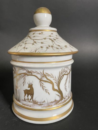 null Porcelain cookie box decorated with deer in gilding.

H : 19,5 cm

Joined :...