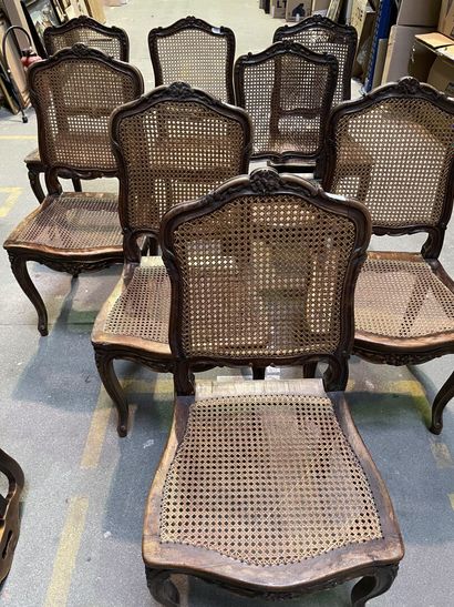 null Huit chaises cannées en bois naturel à cotés feuillagés.

Style Louis XV.

(2...