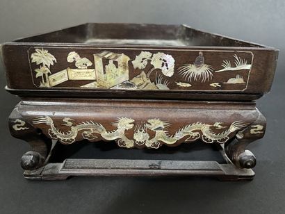 null Small tray with burgoté decoration.

Vietnam, late 19th century - early 20th...