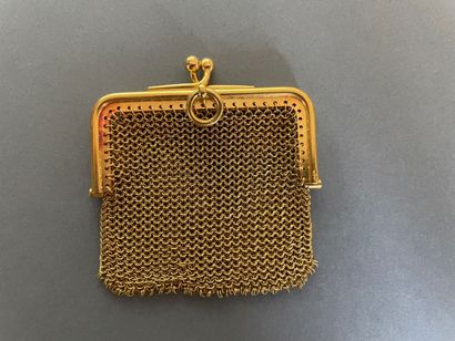 null Small gold mesh purse.

5 x 4,6 cm

Weight : 20,45 gr.
