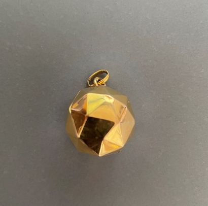 null Pendant ball facetted with hinge in yellow gold.

Weight : 5 g.
