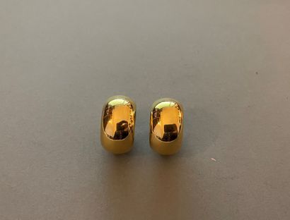 null Pair of earrings in plain yellow gold.

Weight : 5,4 g

Small shocks.