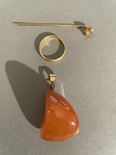 null Gold lot including: Tie pin, wedding ring, amber pendant mounted in gold.

Total...