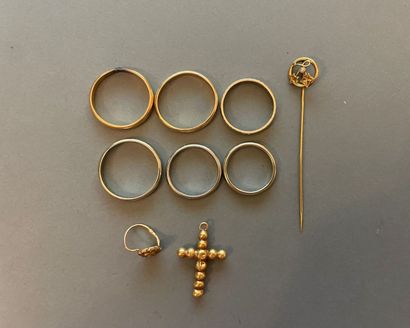 null Gold lot including: wedding rings, tie pin, pendant, earring

Gross weight:...