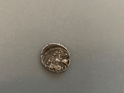 null Carnutes. Drachma with superimposed horses on the left and triskel (3,36 g)....