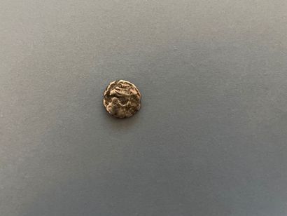 null Carnutes. Quarter of a statere of pale gold or electrum (1,57 g). LT.6063 v....