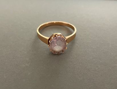 null Ring with an oval amethyst mounted in solitaire on yellow gold.

Weight : 2,9...