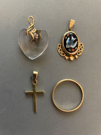 null Lot including : 

a pendant cross in yellow gold, 

a round enamelled pendant...