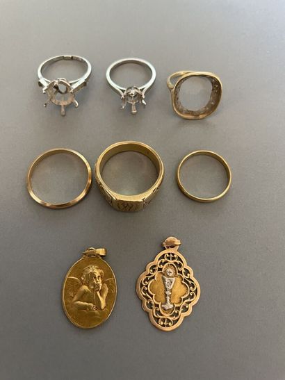 null Gold lot including: two wedding rings, a signet ring, two religious medals,...