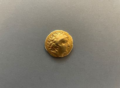 null Carnutes. Gold statere with inverted lyre, class II (7,48 g). LT.5947 v. - DT.2527...