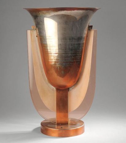 TRAVAIL FRANÇAIS 1940-1950 Lampe de table en métal argenté (oxydé) à vasque conique...