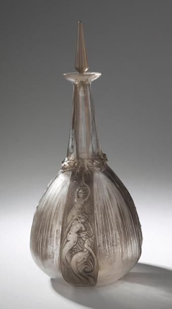 René LALIQUE (1860-1945) Carafe «Grenouilles et Sirènes» (1911). Épreuve en verre...