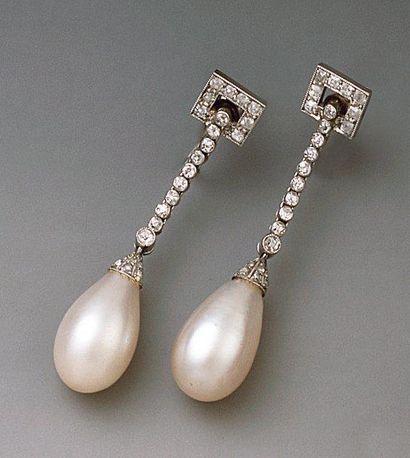 null Paire de pendants d'oreilles articulés en platine, chacun orné d'une perle poire...