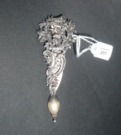 null Petite chatelaine ajourée en argent ciselé supportant une perle fausse en pampille....