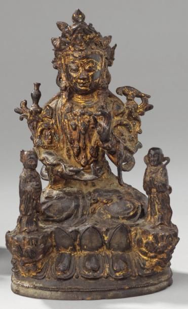 null Sujet en bronze anciennement laqué or, représentant Guanyin/Avalokitesvara,...