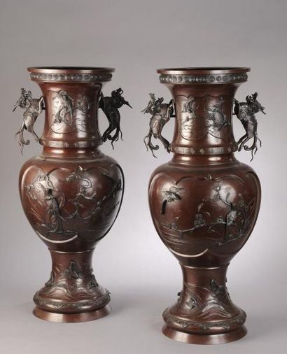 null Importante paire de vases en bronze à patine brune à décor en haut et moyen...