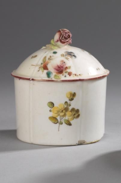 MENNECY Pot à onguent cylindrique côtelé à décor floral polychrome. Haut. 10 cm....