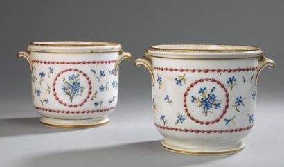 SÈVRES Paire de rafraichissoirs à verres en pâte tendre à décor polychromes dit «Barbeau»...