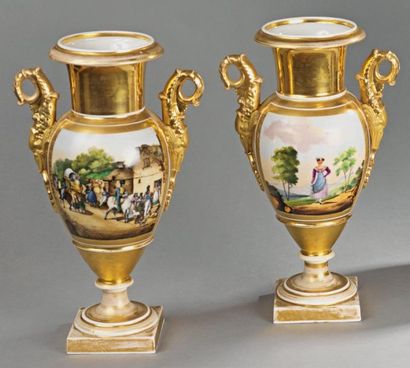 PARIS Paire de vases balustre en porcelaine à décor sur une face de scène militaire...