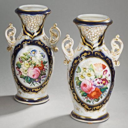 BAYEUX Paire de vases balustre en porcelaine, décor dans un médailon à fond bleu...