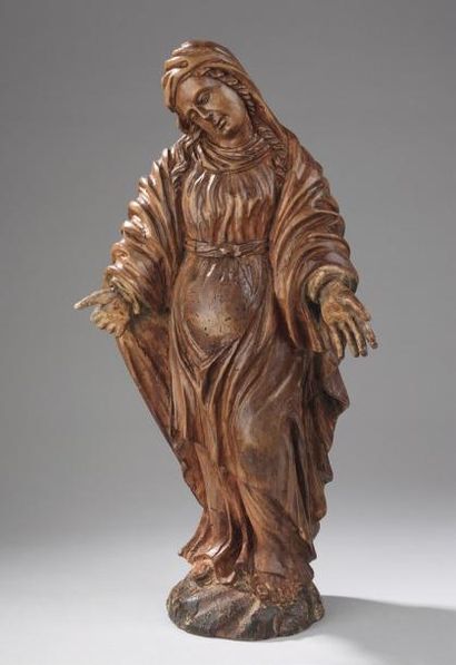 null Vierge en bois naturel sculpté représentant la Vierge les bras écartés sur un...